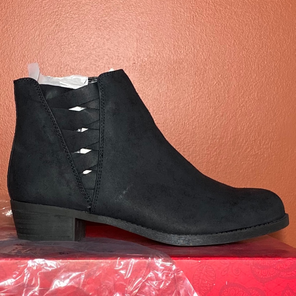 booties (NEVER WORN)